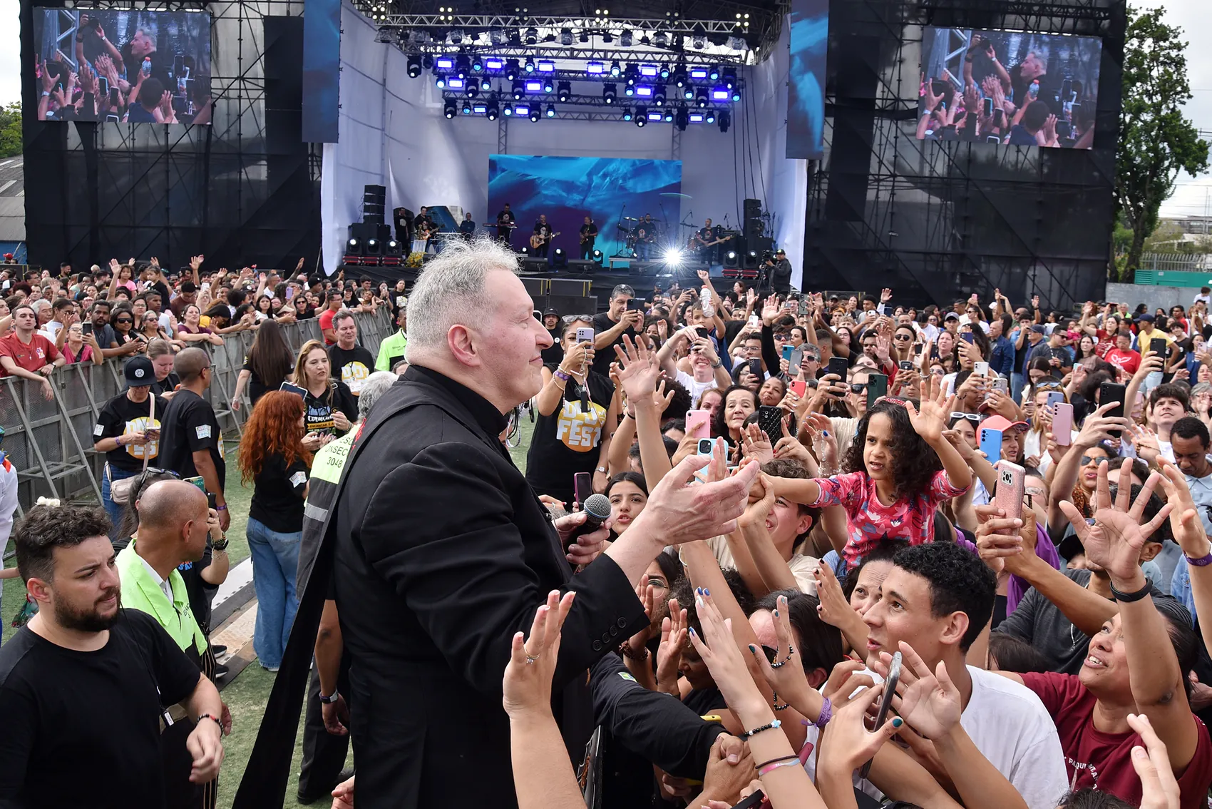 Palco e jovens reunidos em um DNJ Fest anterior